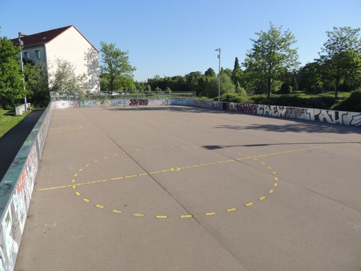 Betoniertes Freiluft-Feld für Inlinehockey in der Garkestraße