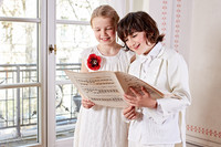 Ein Mädchen und ein Junge lesen gemeinsam ein Notenblatt