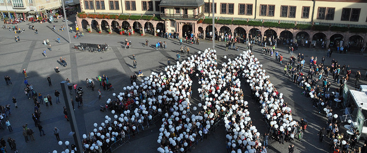 Leipziger mit weißen Luftballons stellen Doppel-M auf dem Marktplatz nach (Luftaufnahme)
