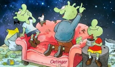 Cover des Buches Die Olchis und das Weltraumabenteuer von Erhard Dietl. Zwei grüne Wesen sitzen auf einem abgenutzen, roten Sofa. Ein weiteres sitzt auf einer Mülltonne. Sie sind von Müll umgeben und blicken alle in den Sternenhimmel.