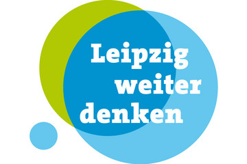 Leipzig weiter denken Logo: ein blauer Kreis, hinterlegt von einem grünen Kreis