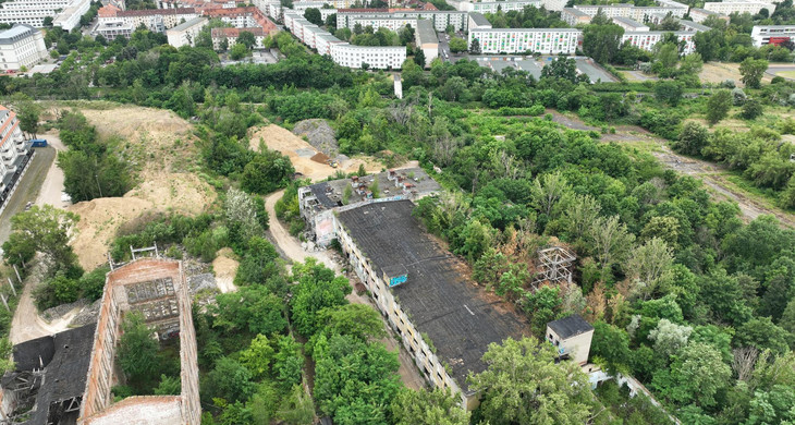 Luftaufnahme des noch brachliegenden Areals vom zukünftigen Stadtquartier Glesiener Straße mit umliegender Bebauung