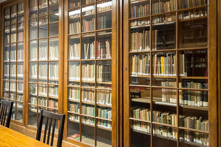 Die Bibliothek des Leipziger Schulmuseums, Bereich vor 1945. Bücherregale mit unterteilten Glastüren zum Schutz der Bücher.
