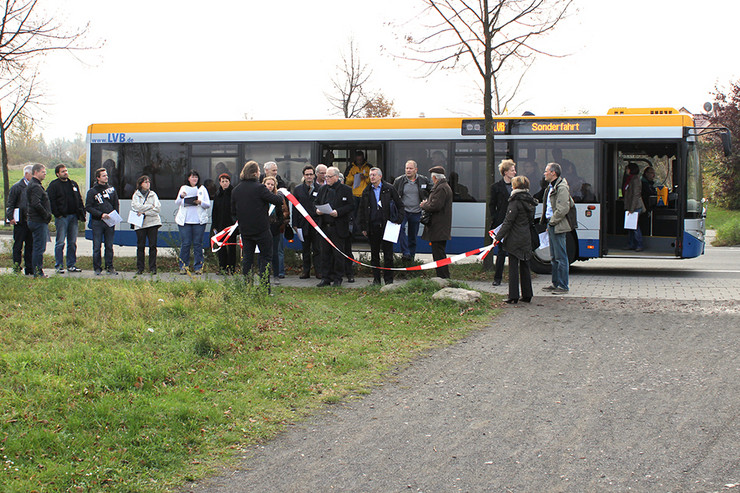 Teilnehmer einer Busrundfahrt mir LVB-Bus zur Straßenbahn-Erweiterung in Probstheida