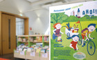 Werbeplakat des Buchsommer Junior vor den Regalen in der Kinderbibliothek