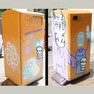 Abfallbehälter mit Graffiti-Motiv, eine lustige Figur mit Spraydose