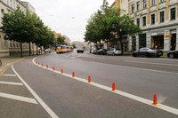 Kleine orange Sichtzeichen, die den Radweg auf der Dresdner Straße von der Straße abtrennen.