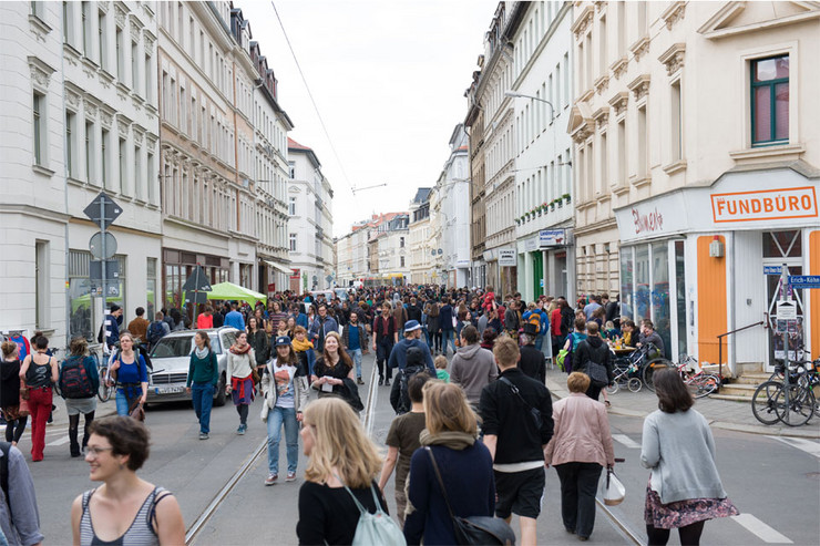 Viele Menschen sind auf der unbefahrenen Georg-Schwarz-Straße unterwegs.