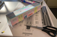Das Foto zeigt zwei Züge aus Pappe neben einer Schere auf einem Papierstapel.