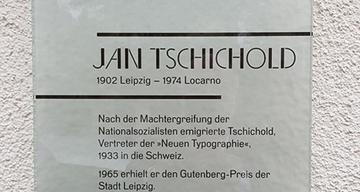 Gedenktafel für Jan Tschichold an eine Hauswand