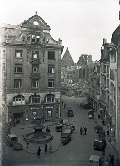 Auf dem alten Foto von 1947 steht die zerstörte Matthäikirche im Hintergrund. Im Vordergrund steht der Lipsiabrunnen.
