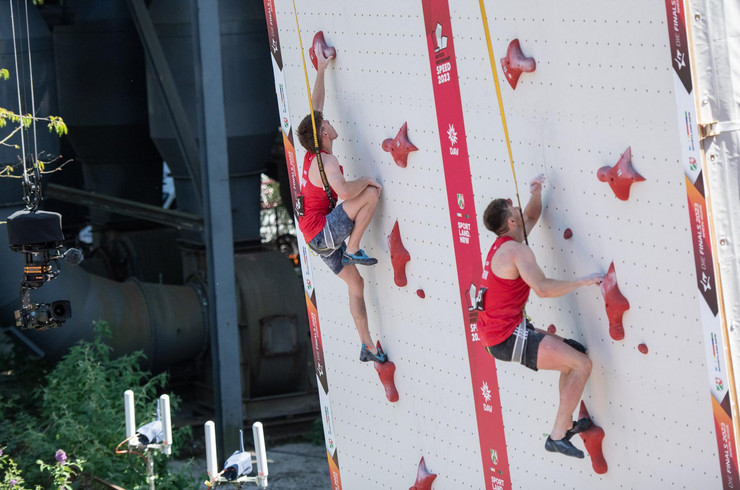 Sportkletterer klettern bei den Finals 2022 den Speedparcour hoch.