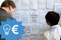 Ein Mann und eine Frau stehen vor einer Pinnwand mit Post-its zu geplanten Projekten. Dazu eine Grafik mit einem Euro-Zeichen und einer Glühbirne.