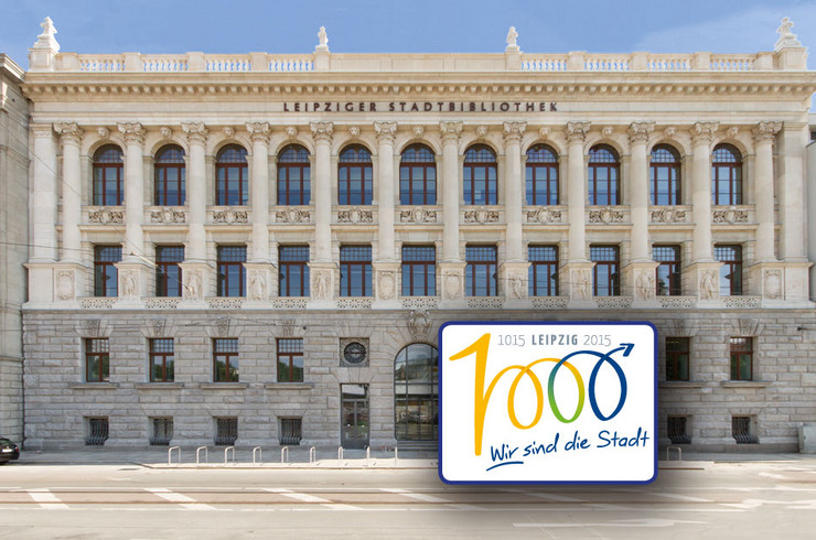 Das Logo "1000 Jahre Leipzig" vor der Fassade der Stadtbibliothek