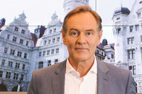 Oberbürgermeister Burkhard Jung vor einem Bild des Neuen Rathauses