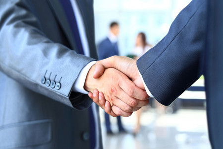 Bild mit Händedruck als Zeichen einer Unternehmenspartnerschaft zum Thema Unternehmensgründung