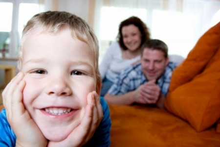 Familie auf dem Sofa, Kind lacht