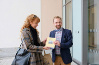 Madeleine Köchy und Dr. Michael Ruprecht am Eingang des Stadtarchives