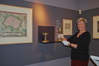 Maria Hübner, mit weißen Handschuhen bekleidet, hält einen goldenen Kelch.