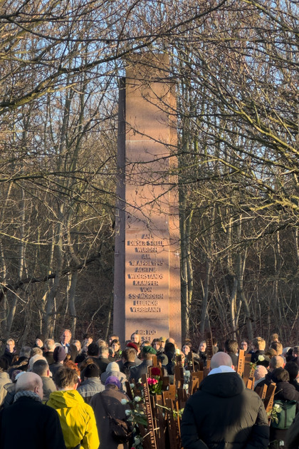 Menschen gedenken am Mahnmal in Abtnaundorf