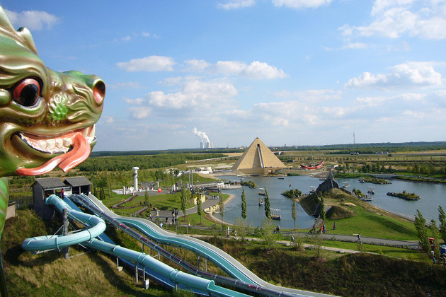 Blick von oben auf Freizeitparkgelände mit Pyramide und Seen