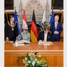 Das Königspaar der Niederlande, Königin Máxima und König Willem-Alexander, tragen sich ins Goldene Buch ein. Oberbürgermeister Burkhard Jung und der ehemalige Ministerpräsident Stanislaw Tillich stehen im Alten Rathaus neben dem Tisch mit dem Goldenen Buch.