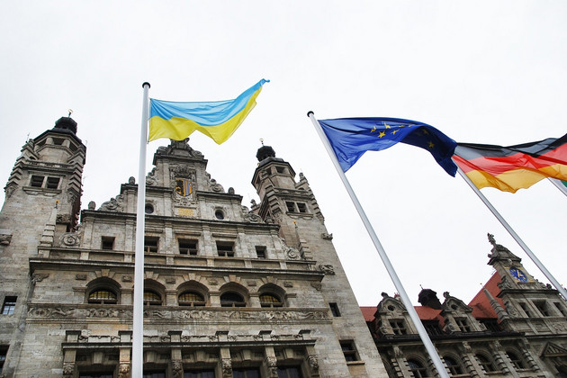 Ukrainische Flagge weht neben EU- und Deutschlandflagge vor Neuem Rathaus in Leipzig.