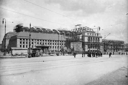 Schwarz-Weiß-Foto des Leipziger Hauptbahnhofs mit Gerüstkonstruktion