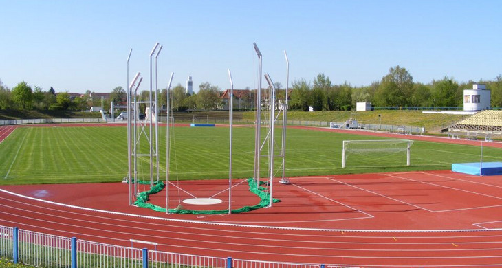 Stadion des Friedens mit Laufbahn, Fußballplatz und Kugelstoßanlage.