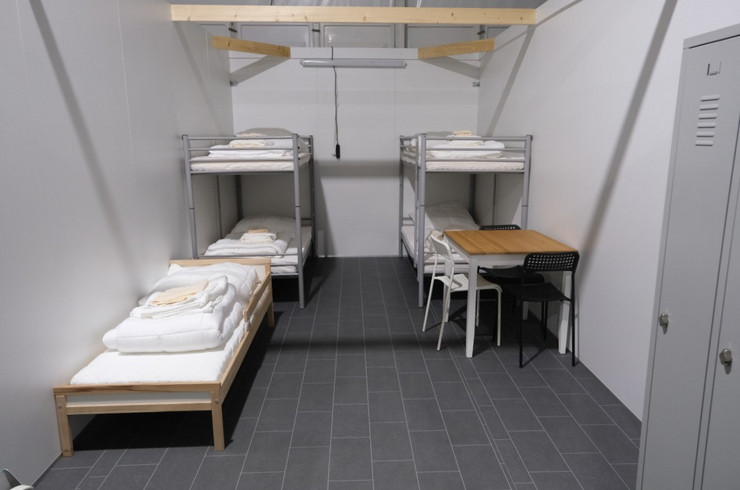 Blick in einen Raum für vier Erwachsene und ein Kind in einer Leipziger Notunterkunft (Symbolbild)