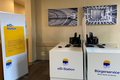 Zwei Computerarbeitsplätze mit dem Aufdruck eID-Station Bürgerservice