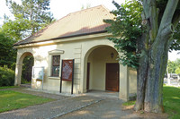 Kleines Gebäude am Eingang zum Südfriedhof am Nordtor, in dem das Infocenter seinen Sitz hat.