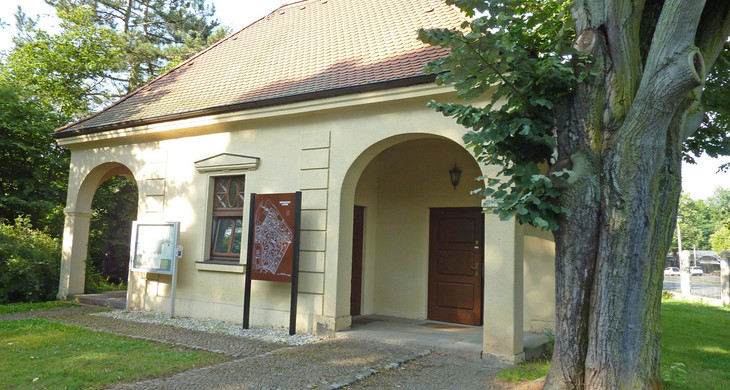 Kleines Gebäude am Eingang zum Südfriedhof am Nordtor, in dem das Infocenter seinen Sitz hat.