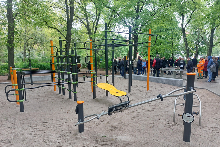 Der neu gestaltete Fitnessplatz im Mariannenpark Leipzig mit Trainingsgeräten