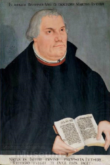 Gemaltes Portrait von Martin Luther, der die Bibel aufgeschlagen vor seine Brust hält