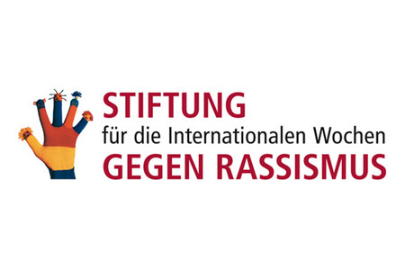 Eine Hand mit einem bunten Handschuh und der Schriftzug Stiftung für die Internationalen Wochen gegen Rassismus