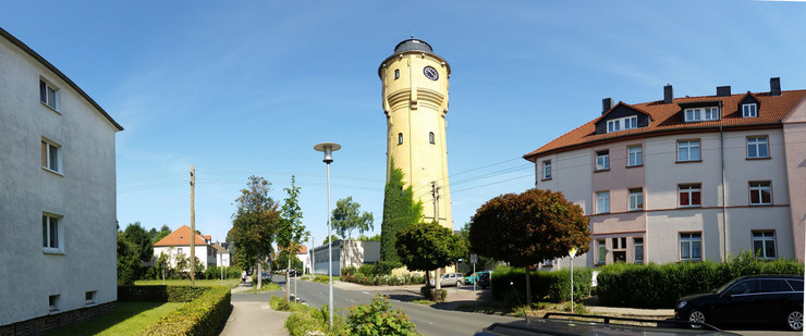 Straße in Böhlitz-Ehrenberg mit dem hohen Wasserturm.