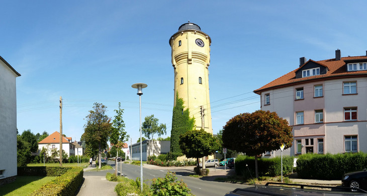 Straße in Böhlitz-Ehrenberg mit dem hohen Wasserturm.