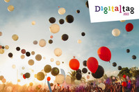 Feld im Sonnenuntergang mit zahlreichen aufsteigenden Ballons unterschiedlicher Farben mit Logo Digitaltag 2022.