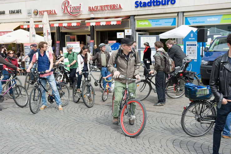 Vor dem Stadtbüro auf dem Marktplatz steht eine Gruppe von Fahrradfahrern.