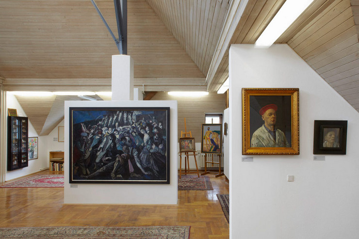 Blick in die Räumlichkeiten der Tübke Stiftung Leipzig mit verschiedenen Gemälden