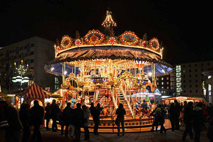 Leipziger Weihnachtsmarkt - Historisches Etagenkarussel beleuchtet am Abend
