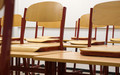 Leeres Klassenzimmer mit auf die Tische hochgestellten Stühlen
