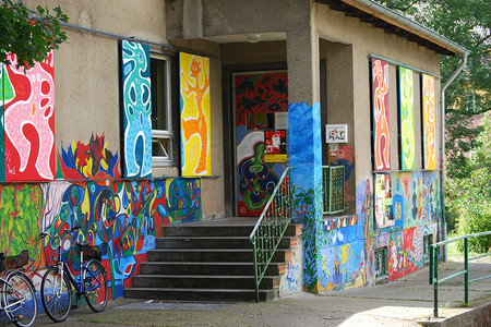 Ein bunt gestalteter Treppeneingang zum Soziokulturellen Zentrum Frauenkultur Leipzig