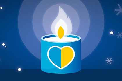 Eine stilisierte Kerze mit einem Herzen in den Farben der Ukraine steht vor einem Nachthimmel.
