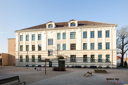 Gebäude der Schule Holzhausen mit Pausenhof