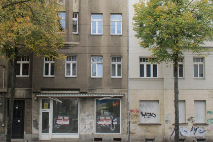 Unsanierter Altbau in der Gorkistraße in Schönefeld-Abtnaundorf mit einem leeren Ladengeschäft im Erdgeschoss