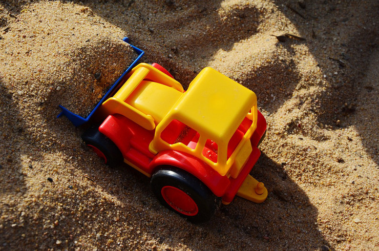Spielzeugbagger im Sandkasten