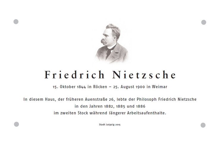 Bild einer Tafel mit Portrait und Daten Friedrich Nietzsches