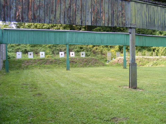 Zielscheiben hinter einem Erdwall auf den 10 Meter Schießständen im Schützenhof